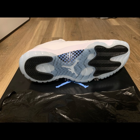 Jordan 11 low Legend Blue 9.5us - Picture 2 of 5
